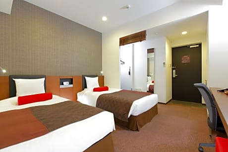 Superior Twin Room with City View - Non-Smoking