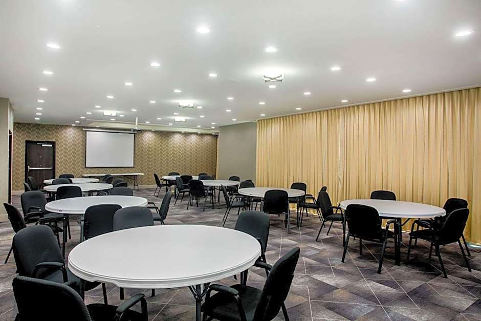 La Quinta Inn & Suites by Wyndham Pittsburg