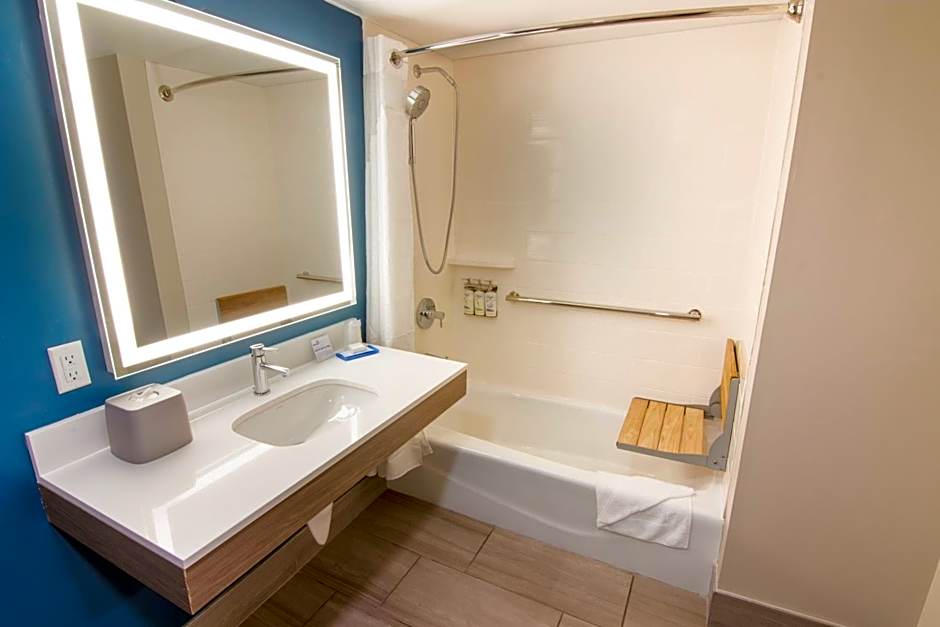 Holiday Inn Express and Suites Fort Lauderdale Airport West By IHG