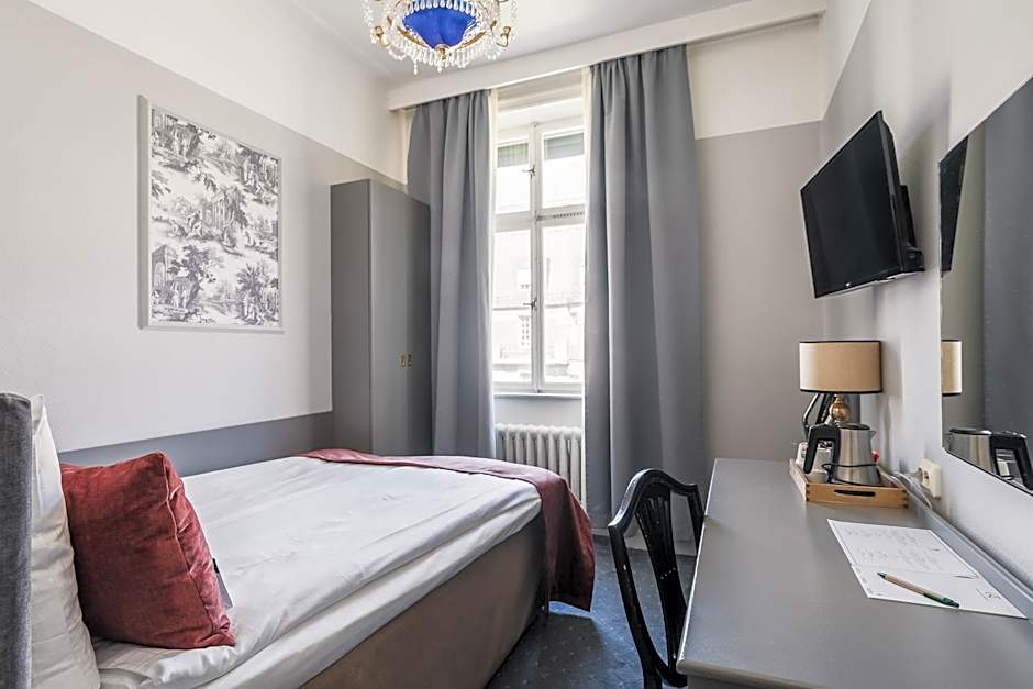 Crystal Plaza Hotel