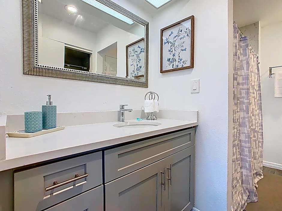Be Our Guest! 1 Bedroom Condo Near Disney Parks!