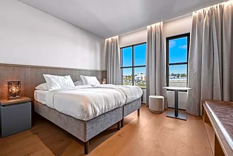 Deluxe Double Room with Side Sea View