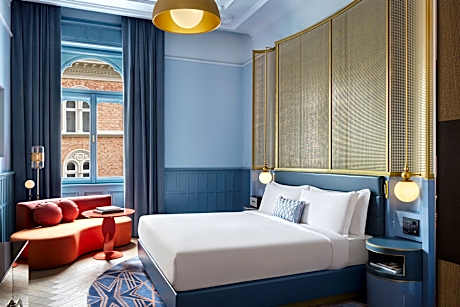 Deluxe Room, Guest Room, 1 King, Street View