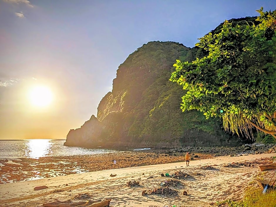 Balong Balong Surf Bungalows & Restaurant