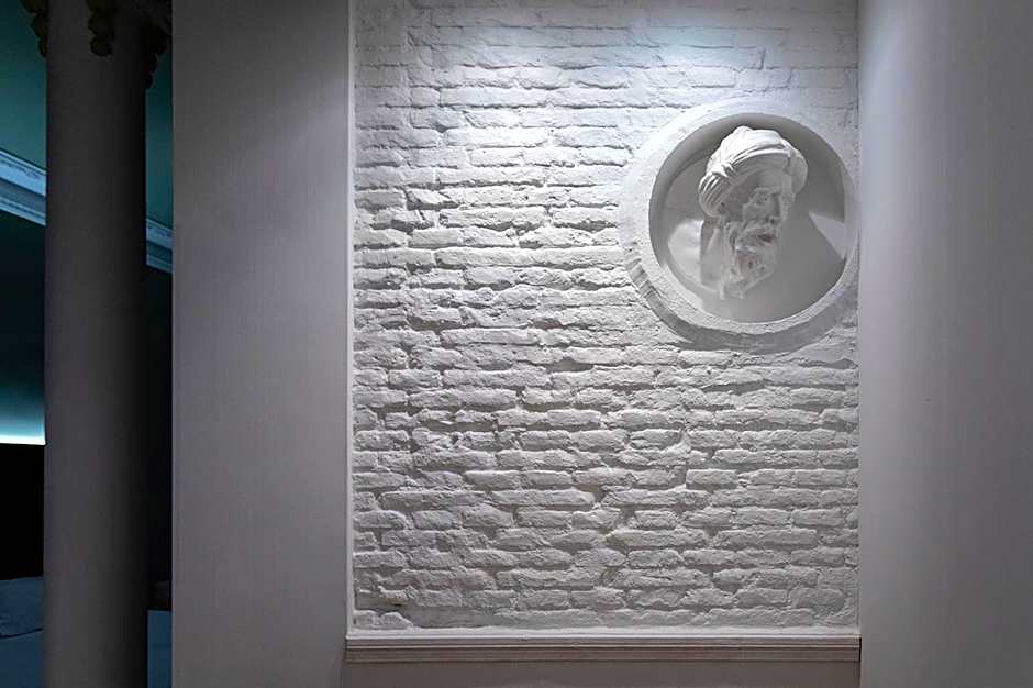 Petit Palace Lealtad Plaza