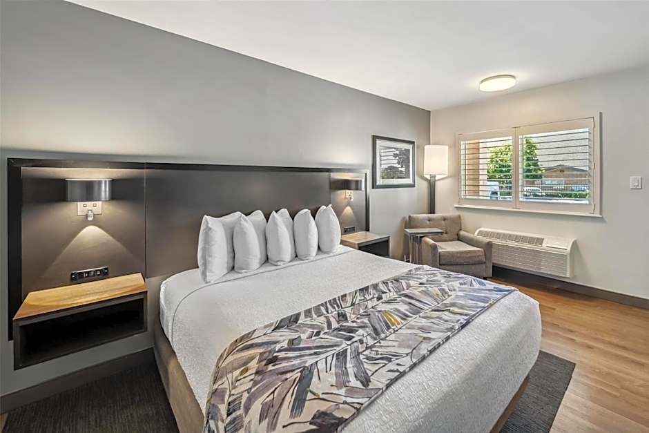 Best Western Plus Hilltop Inn