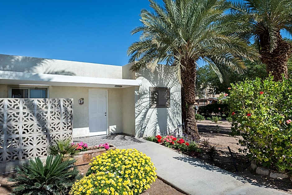 קיבוץ אילות - חדרי אירוח עם בריכה משותפת