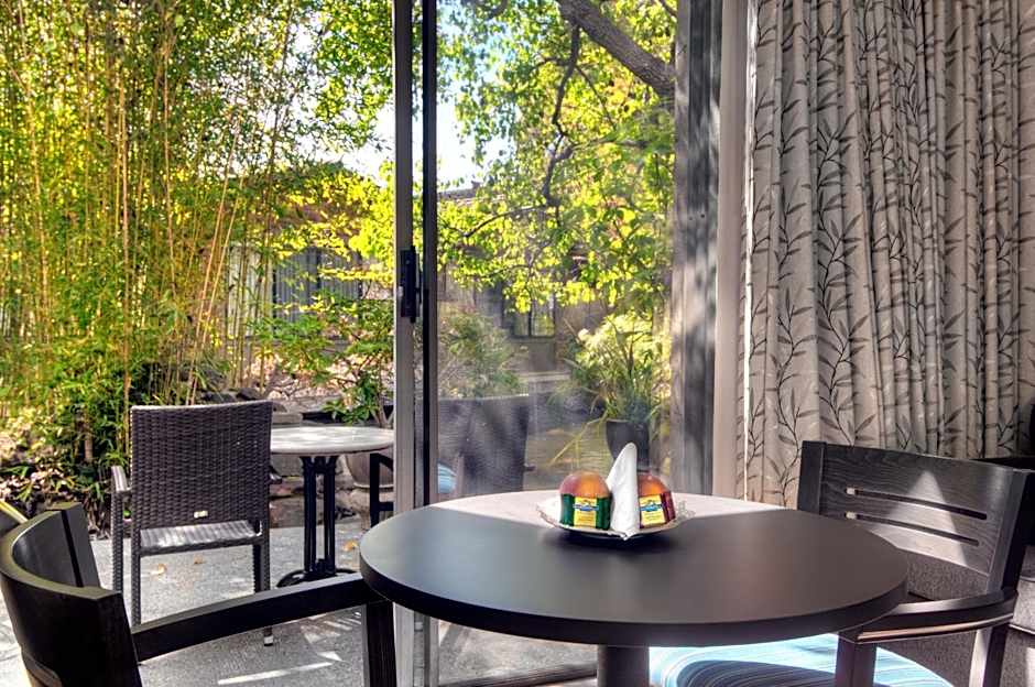 Dinah`S Garden Hotel