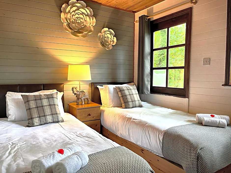 Goldcrest 3-Hot Tub-Woodland Lodges-Carmarthenshire-Tenby