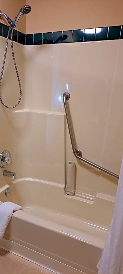 Travelodge by Wyndham Lacombe