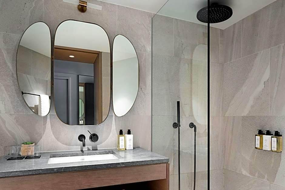 The Stratford, Autograph Collection