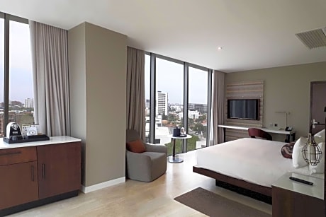 Executive King Suite with City View and Lounge Access