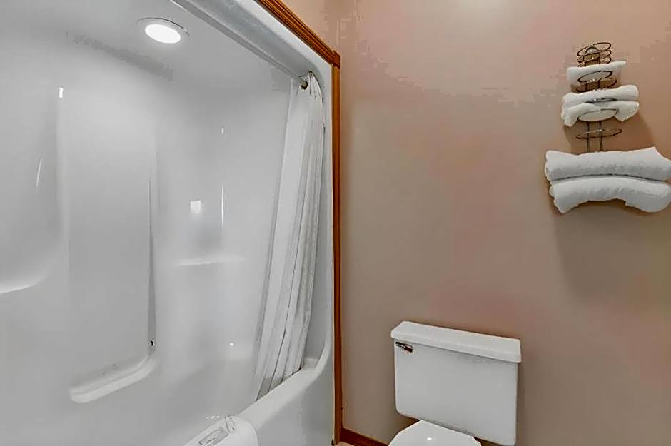 Casa Loma Inn & Suites by OYO Davenport IA near I-80