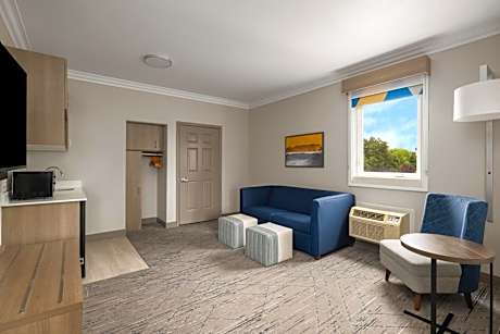 One-Bedroom Suite - Communications/Mobility Accessible with Tub