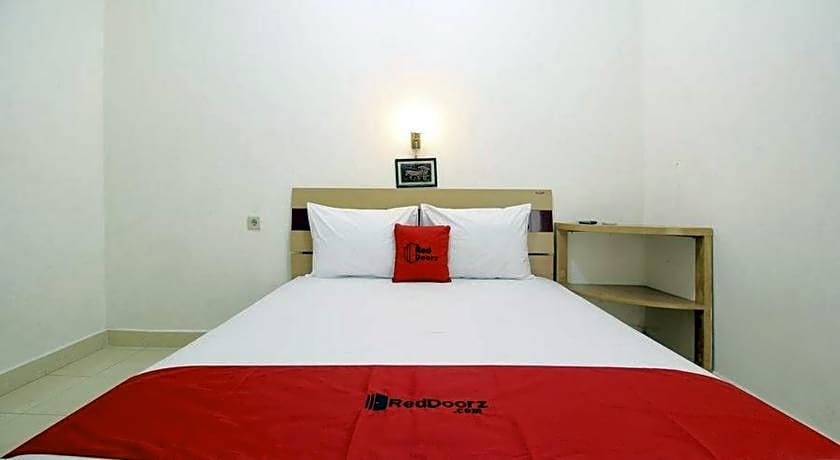 RedDoorz Syariah @ Jalan Menteri Supeno