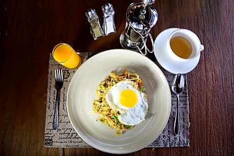 Deluxe Double Room (2 Adults + 1 Child)