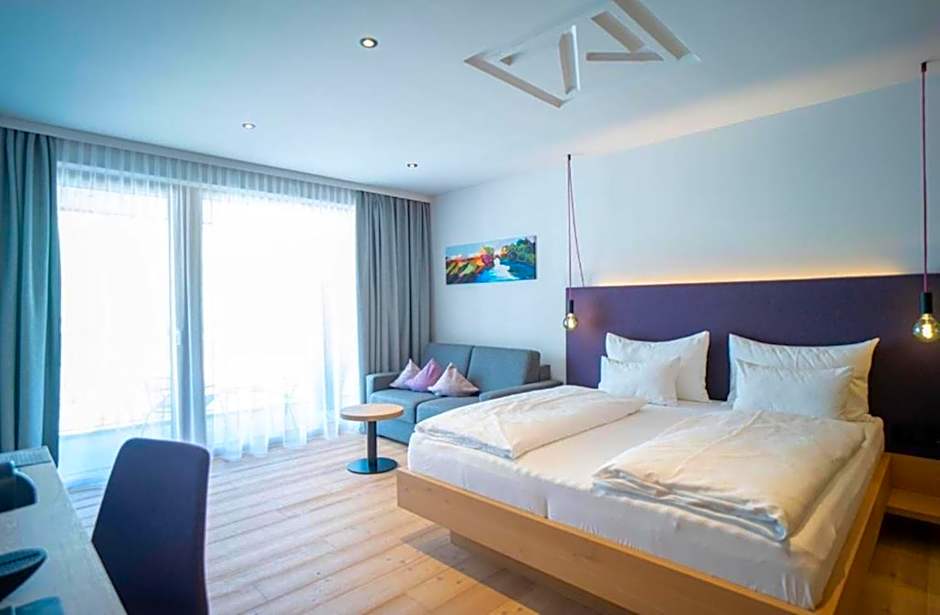 Wellness und Brunch Hotel MorgenZeit beheizter Naturpool mit Sandstrand Genuss Frühstück bis 13 Uhr Hochkönig Sommercard