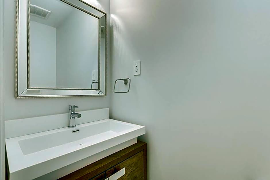 Luxurious and Spacious 4BR Home Near Downtown