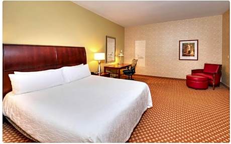 Deluxe Corner King Room with Bathtub