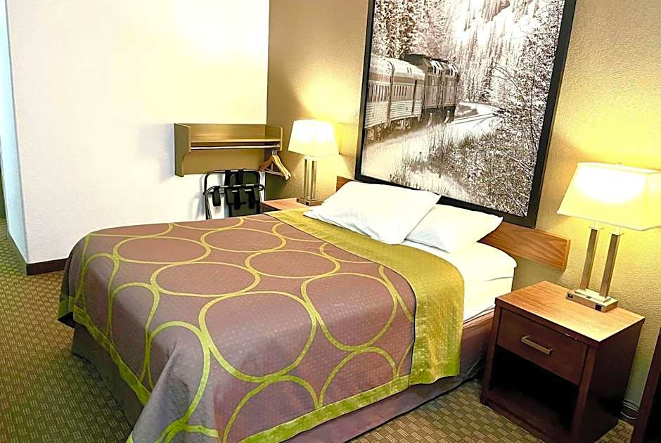 Super 8 by Wyndham Hinton