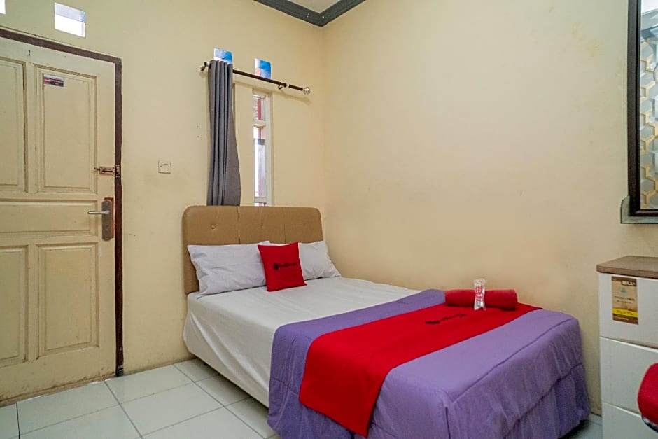 RedDoorz near Alun Alun Batu