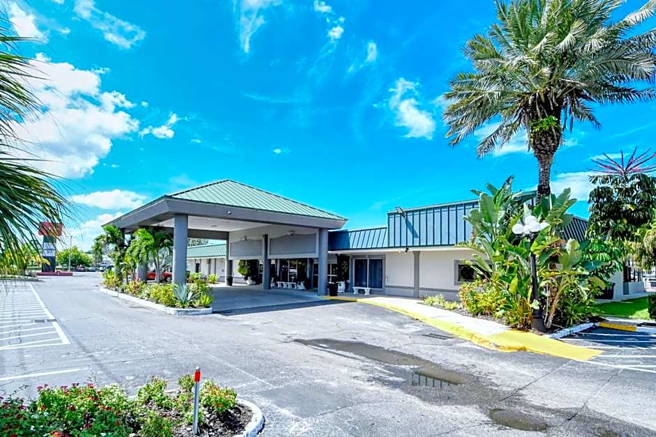 All-New, Private, Huge TV, Heated Pool, Tiki Bar