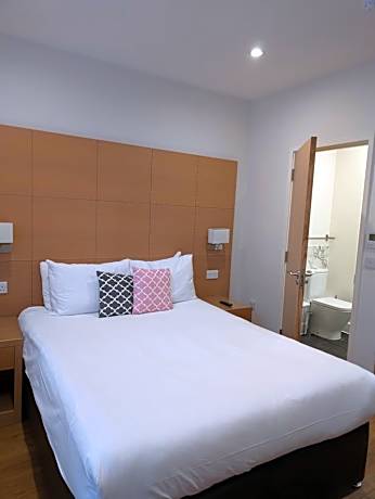 Deluxe Three Bedroom Apartment