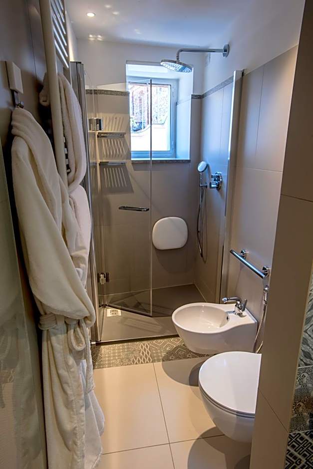 Uve Rooms & Wine Bar