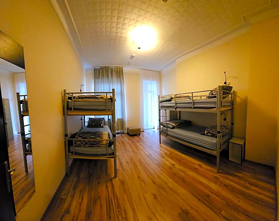 Foto 1 von 3 von Bed in 4-Bed Male Dormitory Room