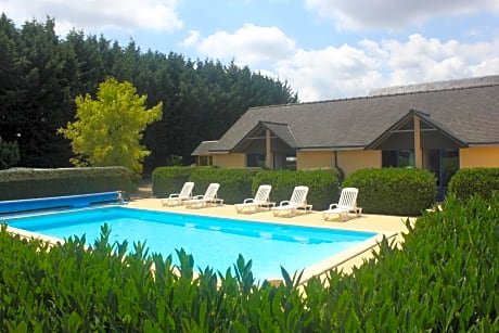 Les Dineux Village