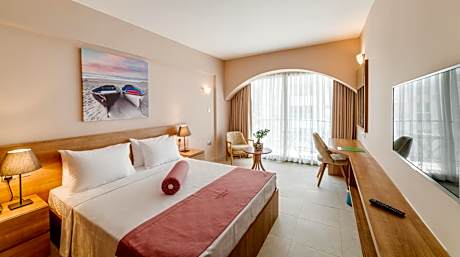 Triple Room With City View