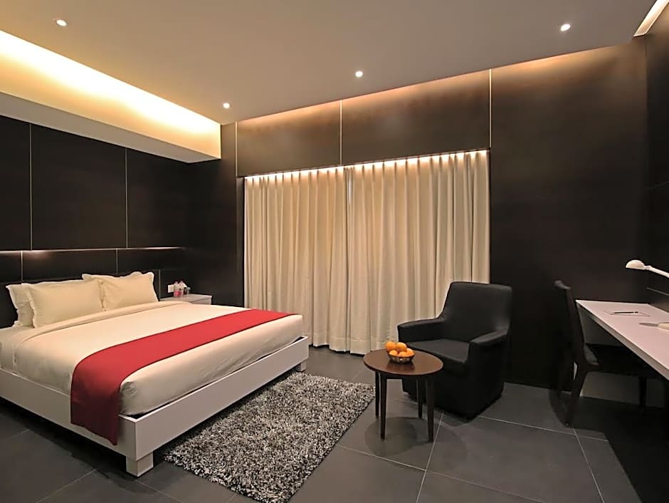 Hotel German Palace, Airport