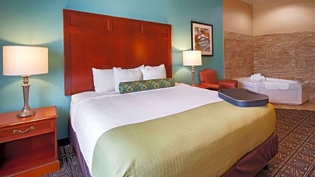 Suite-1 King Bed, Mobility Accessible, Communication Assistance, Bathtub, Non-Smoking, Full Breakfas