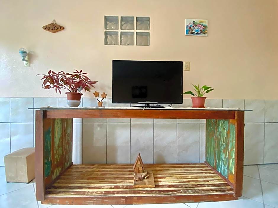 Ambiente ideal para famílias, casa conjulgada com Wi-Fi rápido, cozinha exclusiva e equipada, varanda com churrasqueira - A apenas 1 km da praia e 5 km da charmosa Praia da Vila