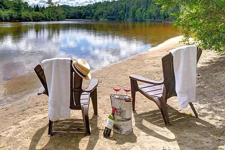 Front RIVER private BEACH 2 HOT TUBS 15 p SAUNA