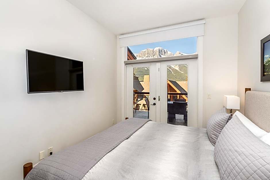 Spectacular Penthouse With Amazing Views, Indoor Pool and Hot tub