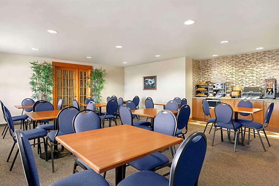 Days Inn & Suites by Wyndham Thompson