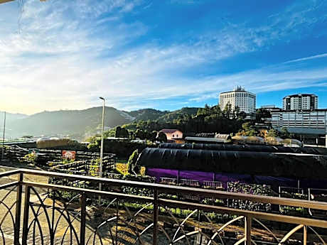 Apartment with Mountain View