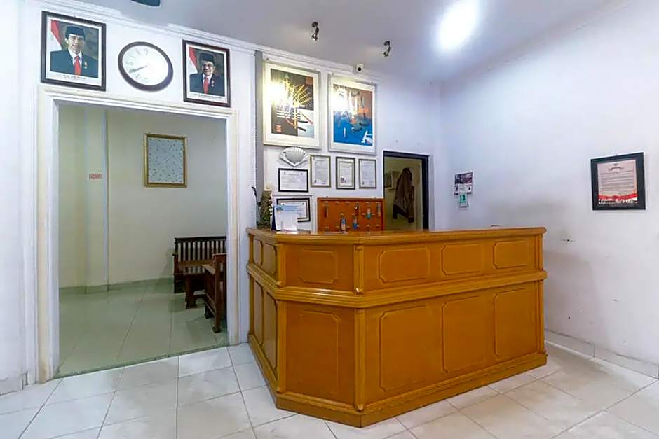 RedDoorz Plus near WTC Batanghari Mall