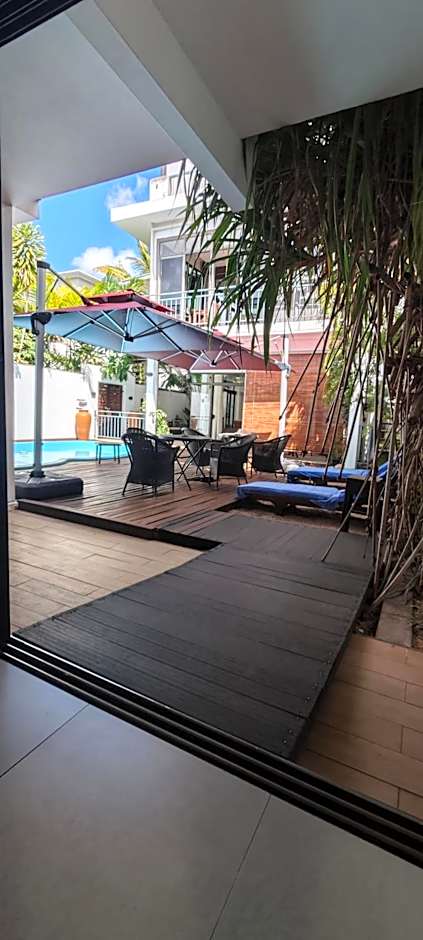 Villa Alizée - Boutique Hôtel Expérience - Idéal Couples & Pros - Piscine - Restaurant - Rooftop bar - Parking privé - 10min Port-Louis - Ambiance Tropical chic & authentique