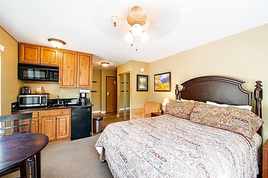 Carriage House Condominiums by All Seasons Resort Lodging