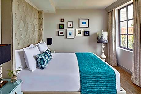 1 bedroom 2 room suite, 1 king, riverfront, balcony