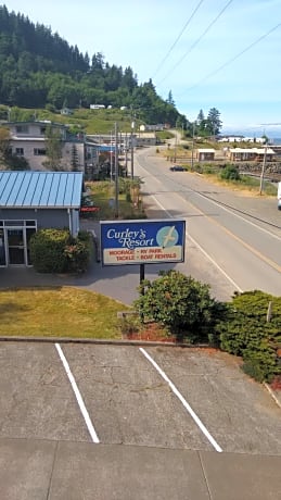 Curley's Resort & Dive Center