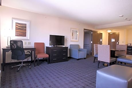 1 King 2 Room Suite Non-Smoking