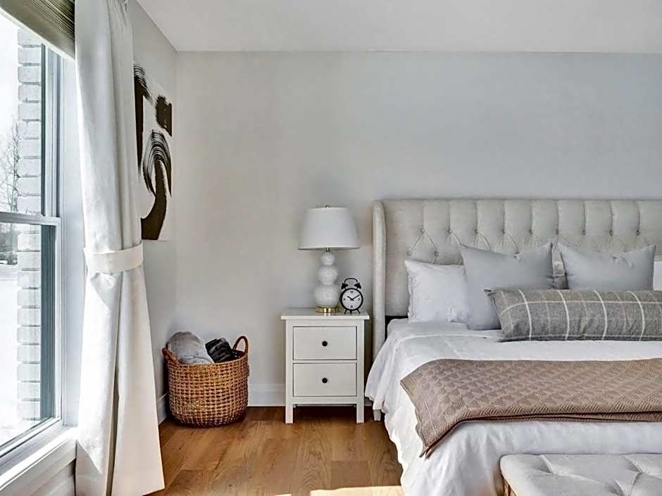 Gorgeous private retreat with hot tub