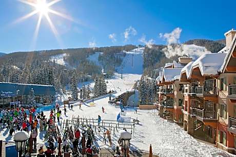 Mountain view, ski-in/out condo w/ balconies, shared hot tubs/pool/WD, fast WiFi