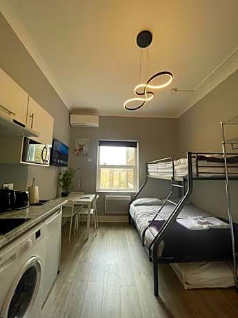 Deluxe studio for 3, near train.