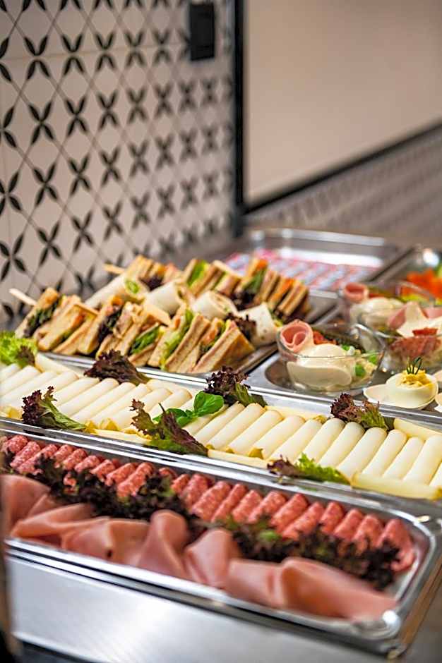 City Hotel B&B, reception 24 7, 800m od-from R1, free parking