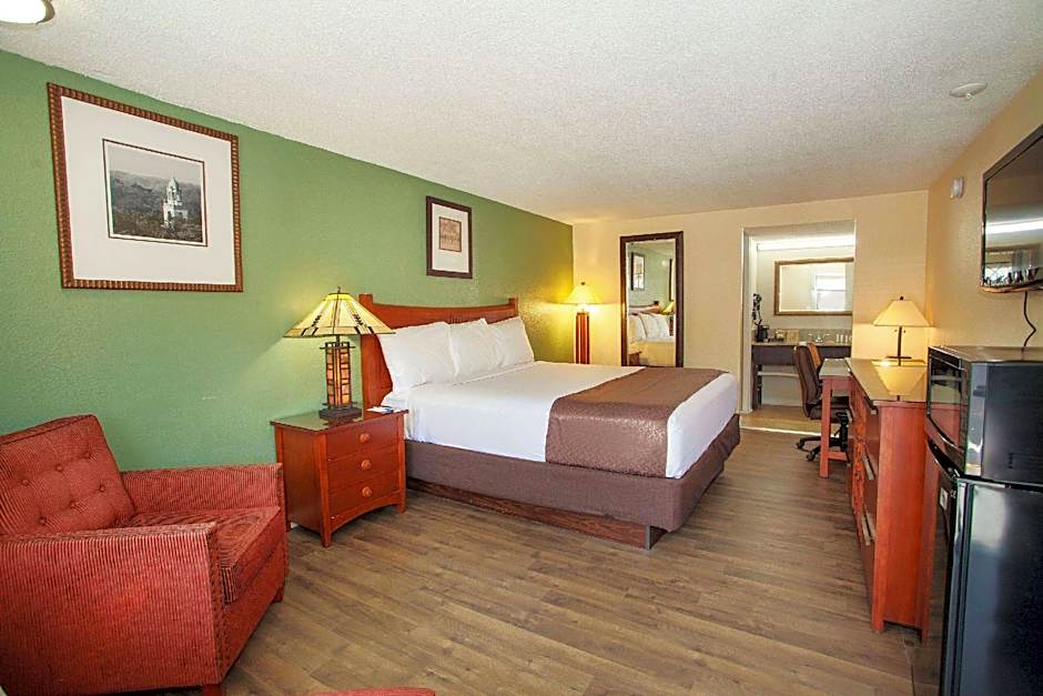 Travelodge by Wyndham Macon West