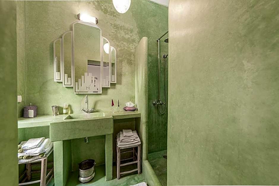 Riad Le J